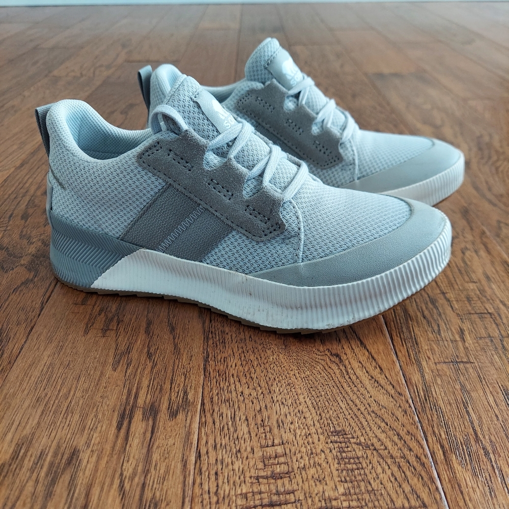 Sorel waterproof tennis shoes 6.5